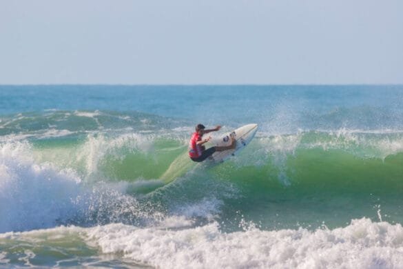 Lucas Costa largou na ddrente com vitória no Imbitubense de Surf 2025. Foto @hyurimaccari